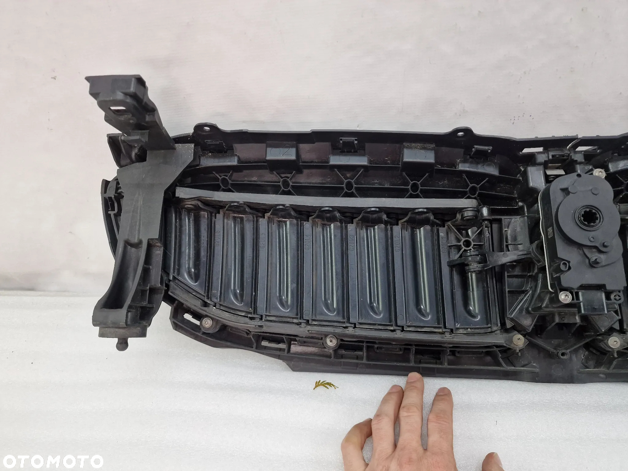 BMW G20 / G21 / G28 ATRAPA / GRILL ZDERZAKA PRZEDNIEGO PRZÓD + ŻALUZJA CZARNA W POŁYSKU , NR 187156-10 18715610 / 5A22C60 , NR AUKCJI GL703 - 21