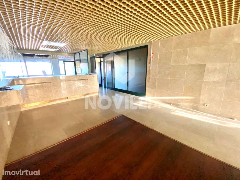 Loja de Rua com 221m2 c/ 2 pisos, na EN109 no centro da Guia - Grande imagem: 5/16