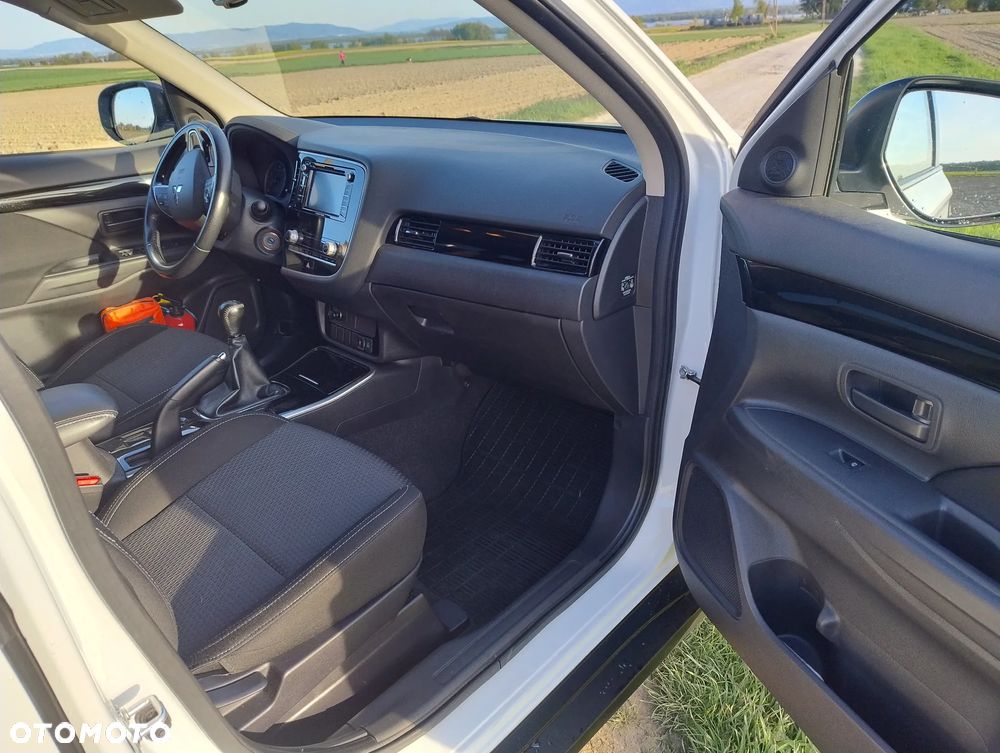 Mitsubishi Outlander 2.0 Invite + 2WD - 15