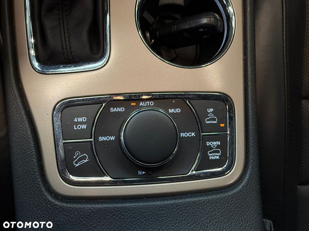 Jeep Grand Cherokee - 30