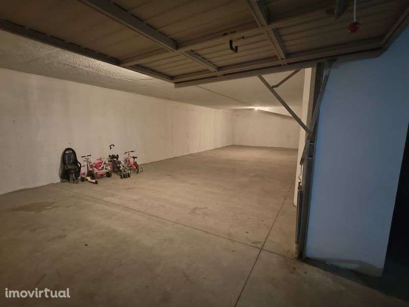 Garagem fechada c/contador elétrico, 80m² - Grande imagem: 3/7