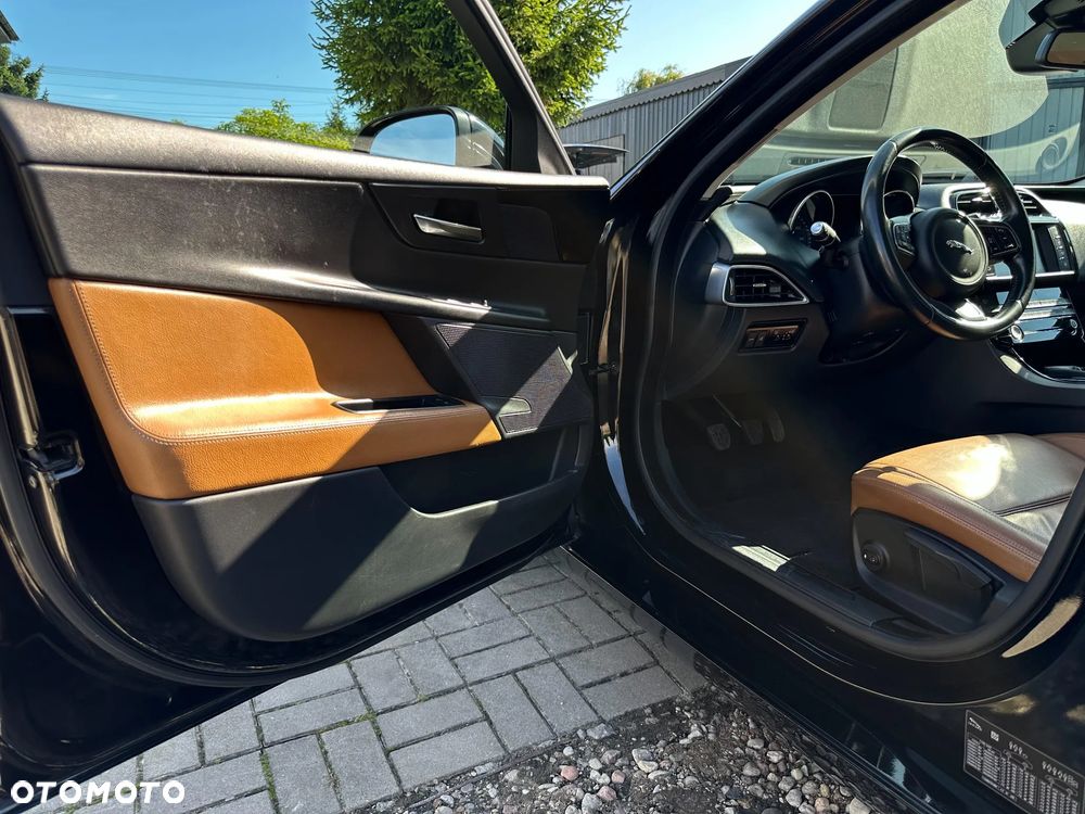 Jaguar XE 2.0 D R-Sport - 24