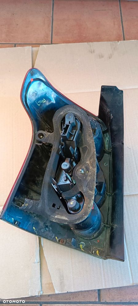 LAMPA PRAWY LEWY TYL TOYOTA AVENSIS T25 KOMBI - 9