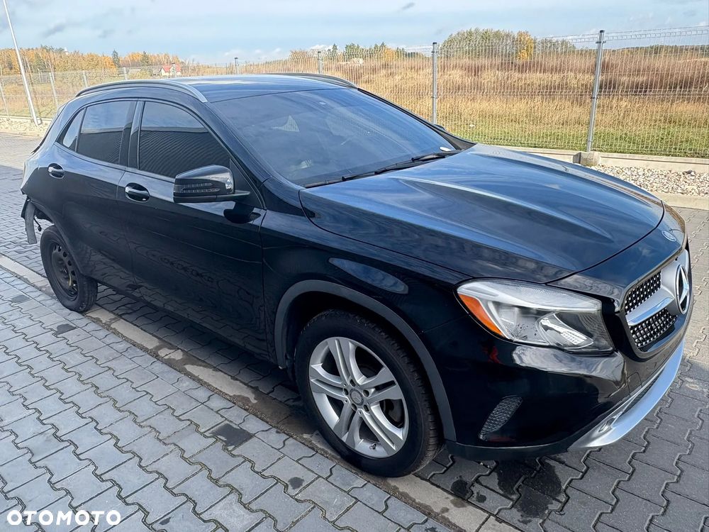 Mercedes-Benz GLA 250 4Matic 7G-DCT - 5