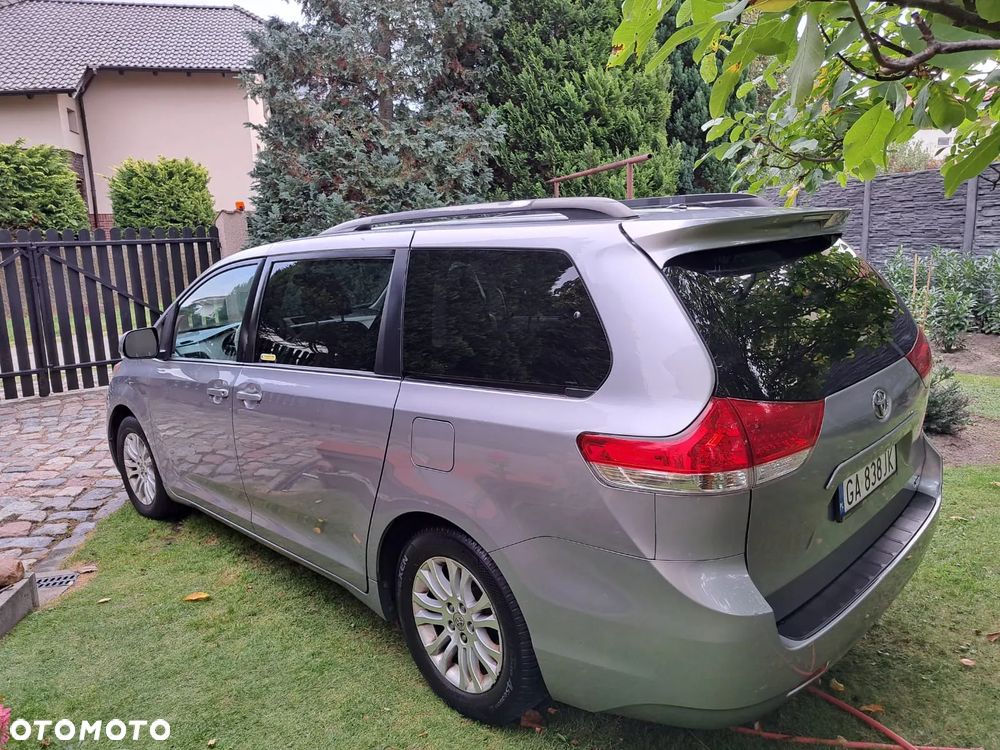 Toyota Sienna - 12