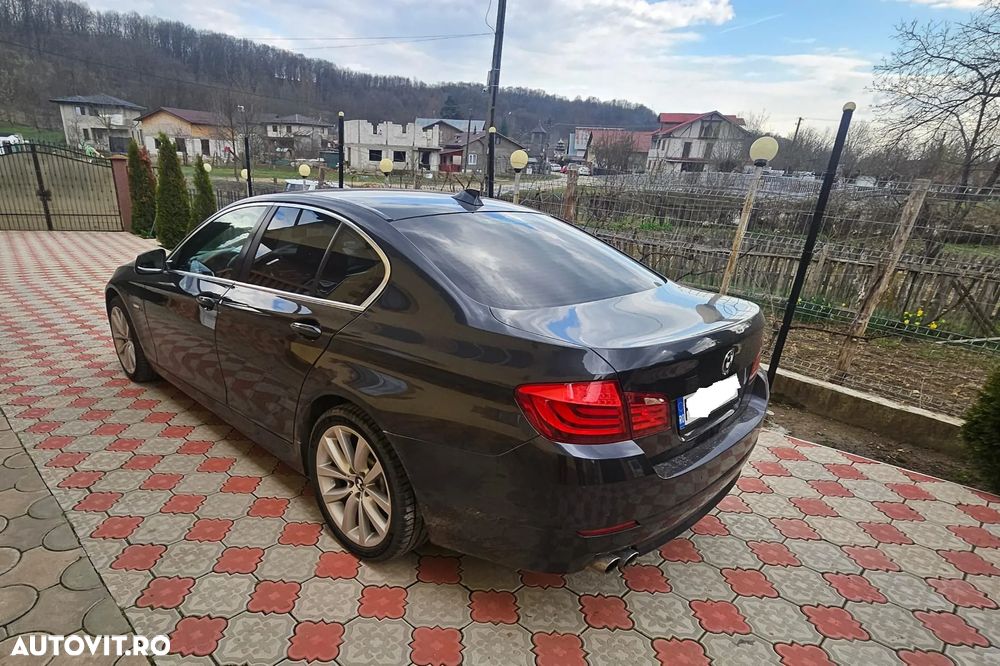 BMW Seria 5 520d Aut. Luxury Line - 2