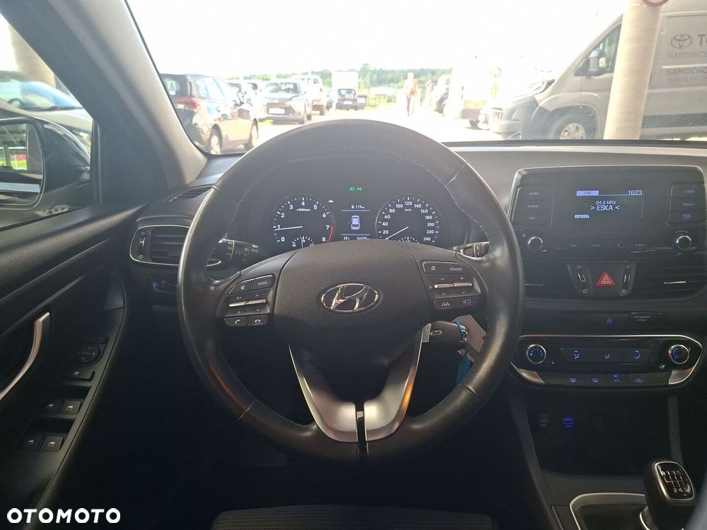 Hyundai i30 1.5 DPI Classic + - 16