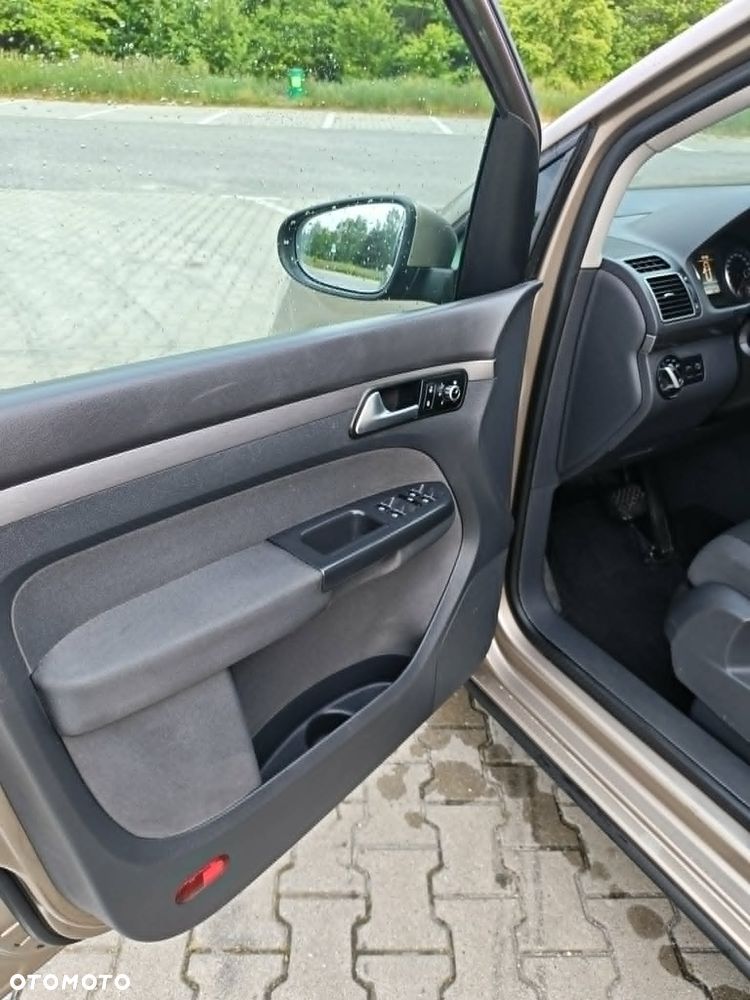 Volkswagen Touran - 12