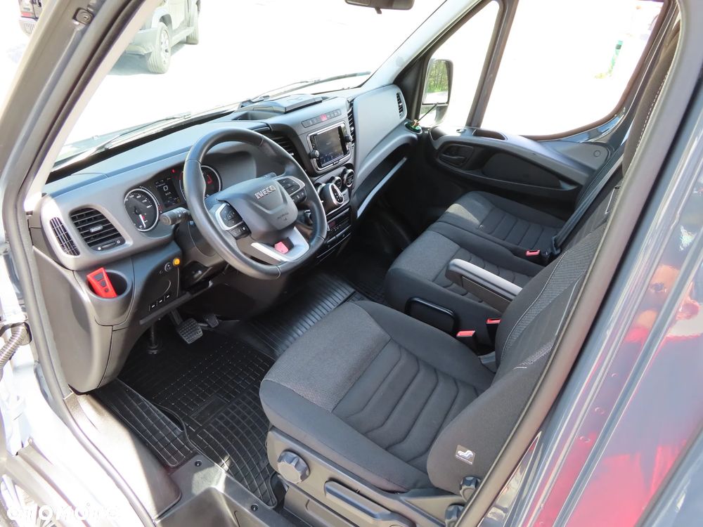 Iveco DAILY 35S18 3.0 HPI 180 KM POWER Hi-Matic AUTOMAT JEGGER Laweta POMOC DROGOWA Przewóz Pojazdów AUTOLAWETA 5100 mm Dł. Platformy DMC 3500 Kg Rozstaw Osi 4100 mm WZMACNIANE Zawieszenie Adaptacyjne Pneumatyczne Tylna Kabina Sypialniana LAMAX FULL LED Pełna Opcja Wyposażenia STAN JAK NOWY OKAZJA DOSTEPNA I GOTOWA - 35