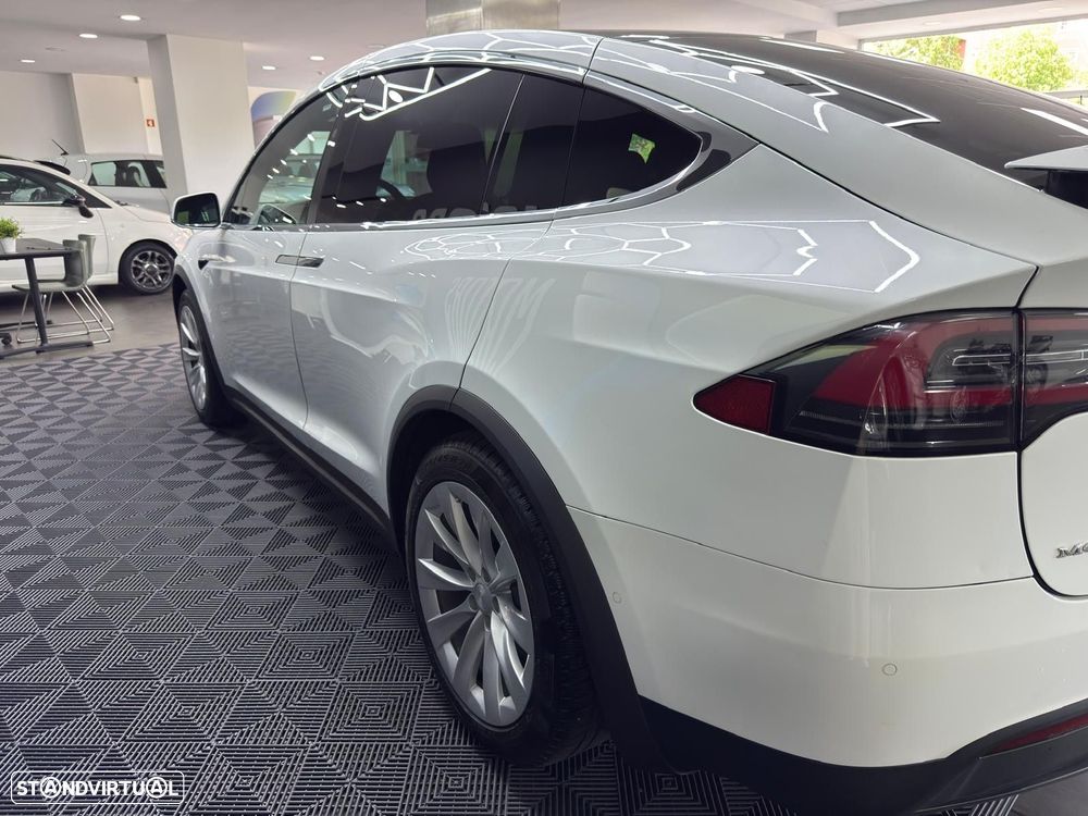 Tesla Model X - 7