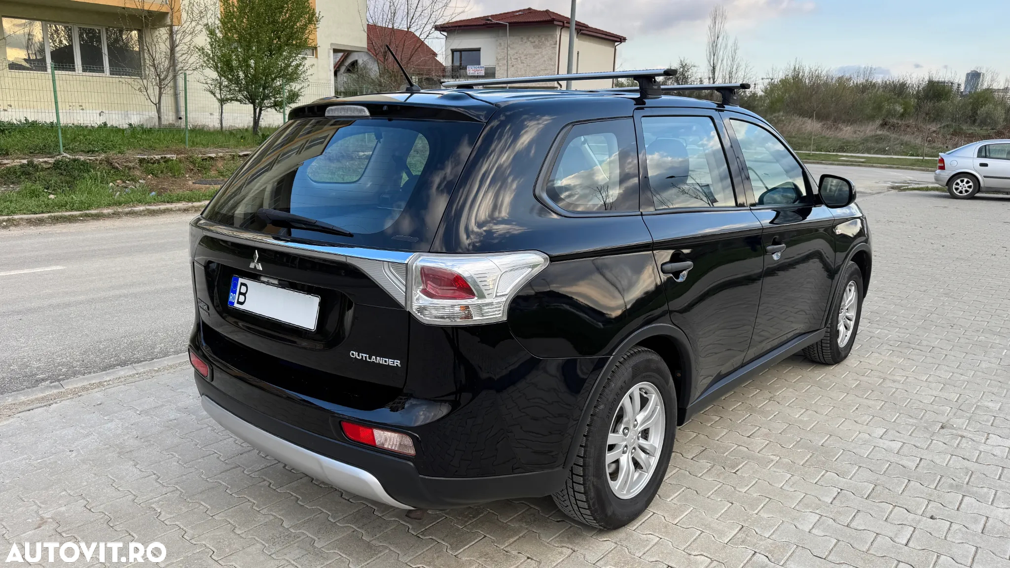 Mitsubishi Outlander - 4