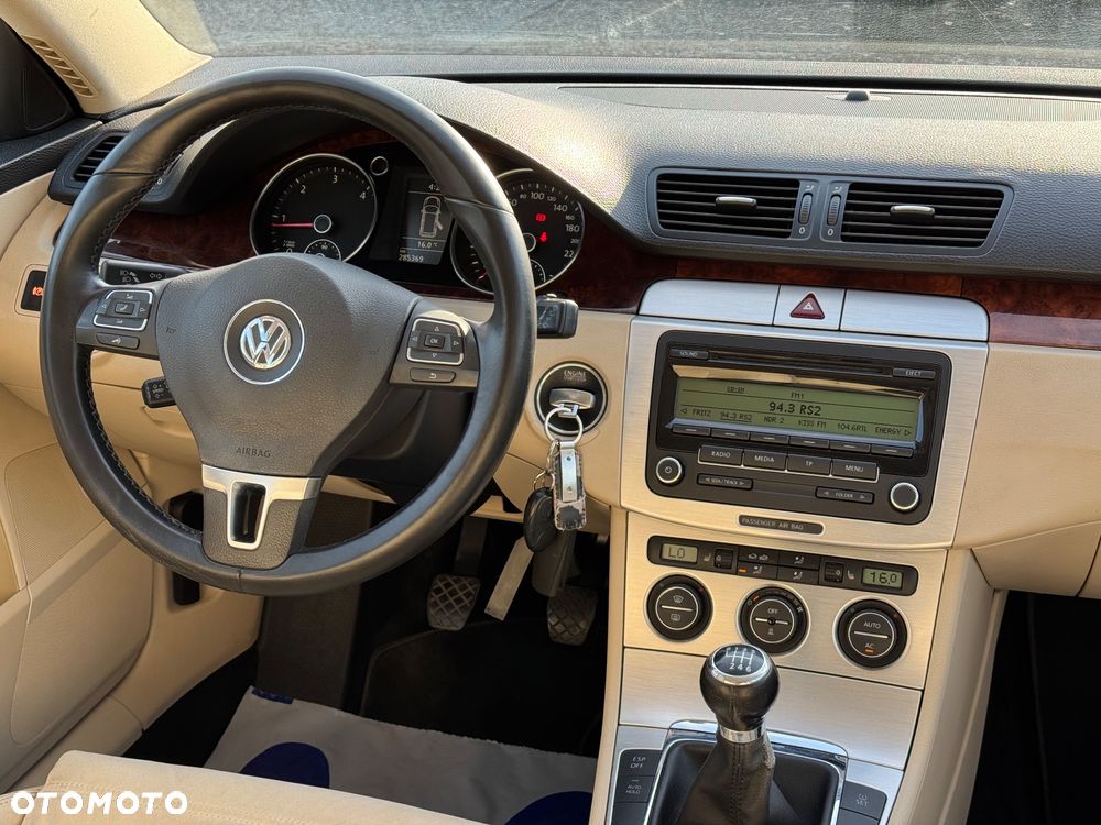 Volkswagen Passat 2.0 TDI DPF BlueMotion Technology Highline - 28