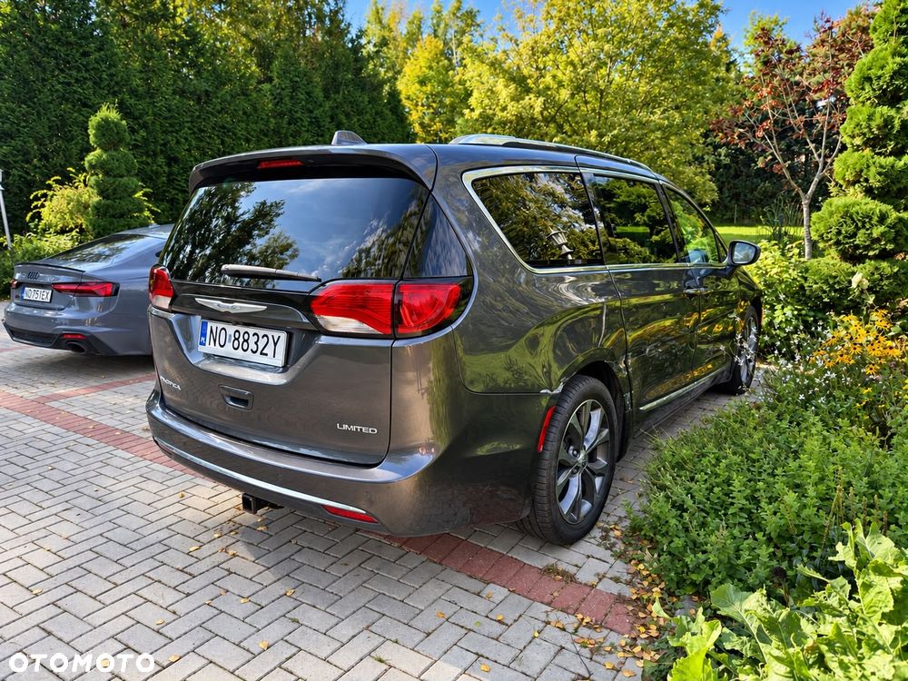 Chrysler Pacifica - 3