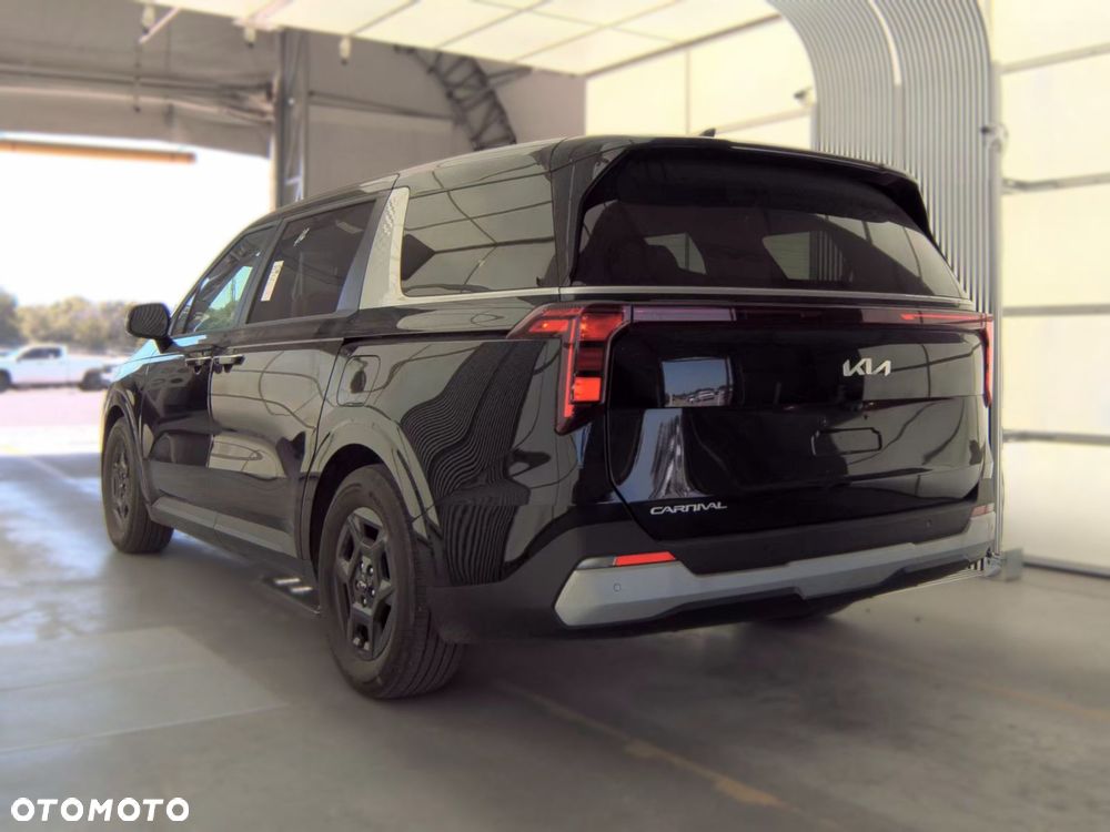 Kia Carnival - 4