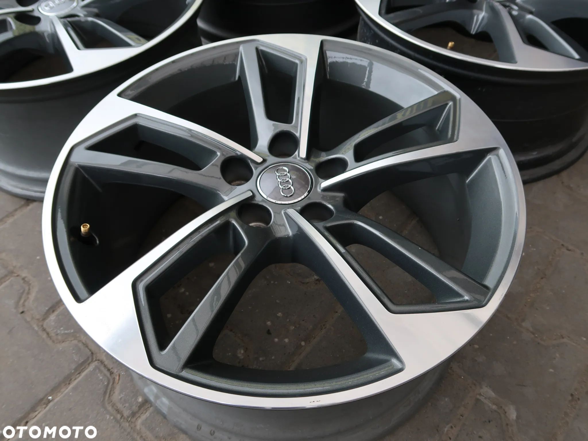 Oryginalne Felgi Aluminiowe Audi A4 8W0 - 1