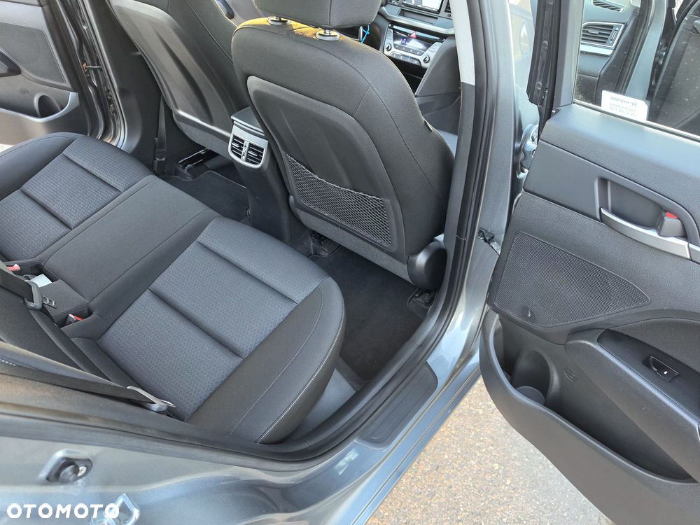 Hyundai Elantra 1.6 Comfort - 16