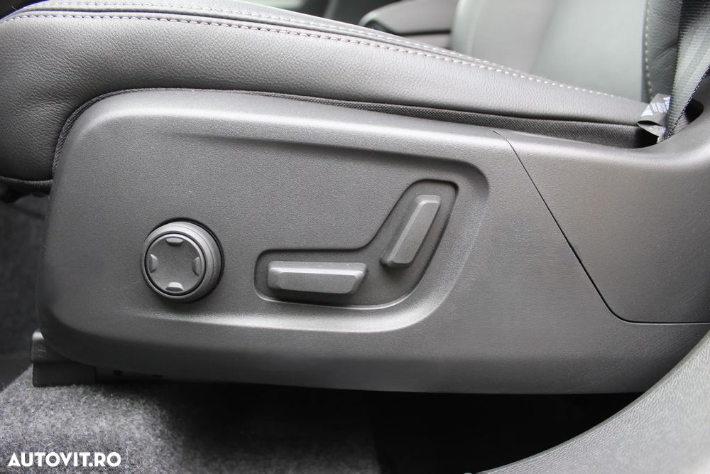 Volvo XC 40 B4 AT FWD MHEV Plus Dark - 13