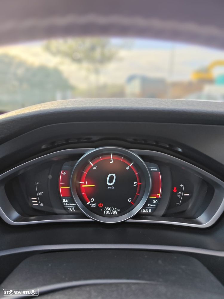 Volvo V40 D2 R Design - 16