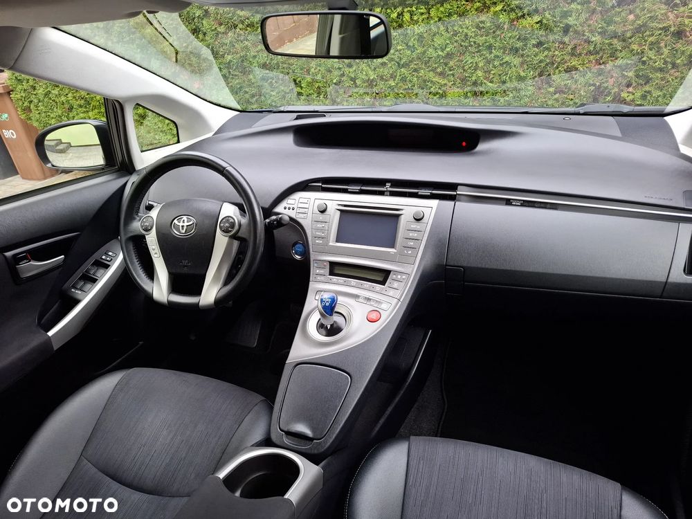 Toyota Prius (Hybrid) Executive - 17