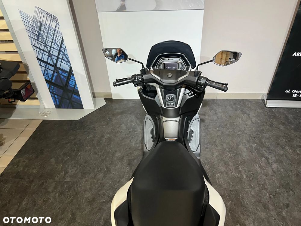 Yamaha NMAX - 10