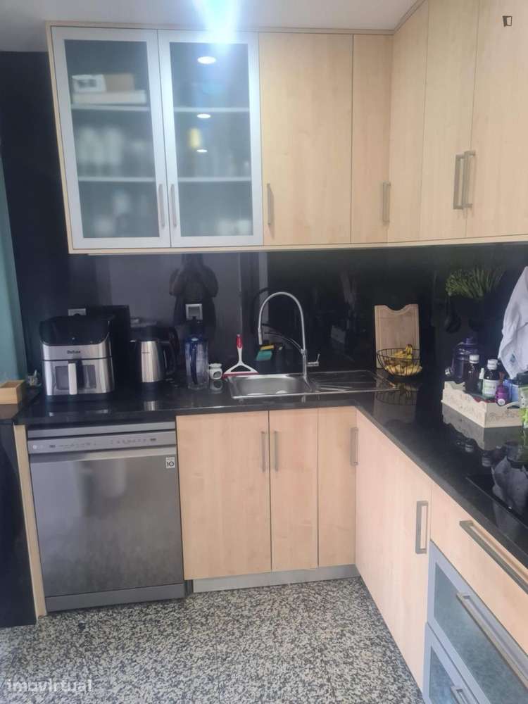 Quarto - localizado em Santa Marinha Porto - Grande imagem: 3/7