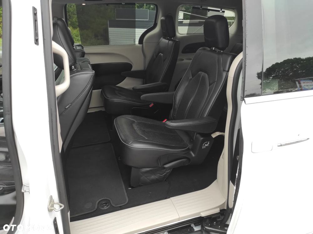 Chrysler Pacifica - 17