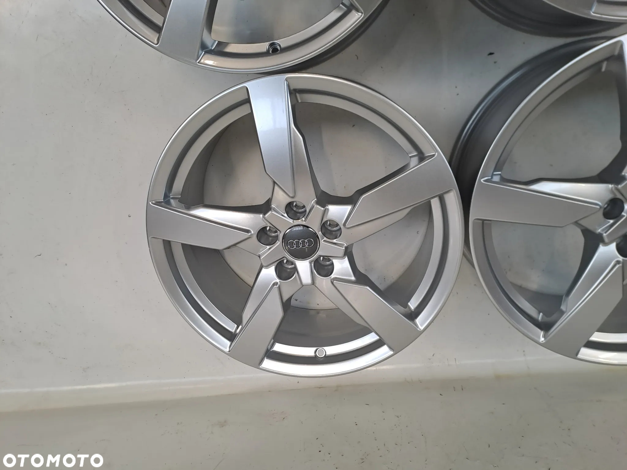 FELGI ALUMINIOWE 5x112 8Jx19 CALI ET52 8S0601025AG AUDI TT A3 A4 A5 A6 DEMO Komplet - 3