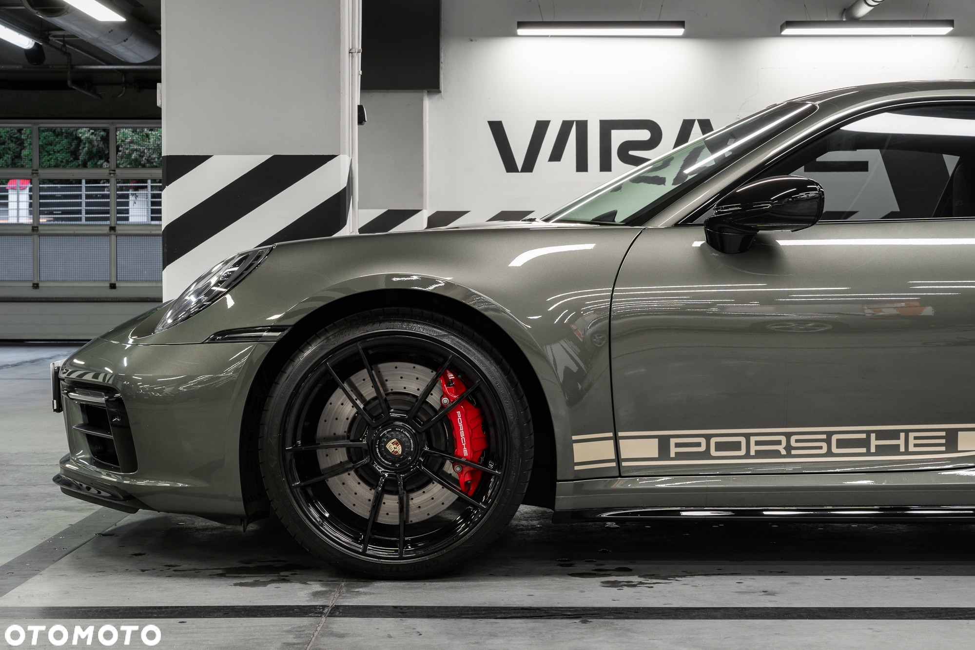 Porsche 911 Carrera 4 GTS - 10