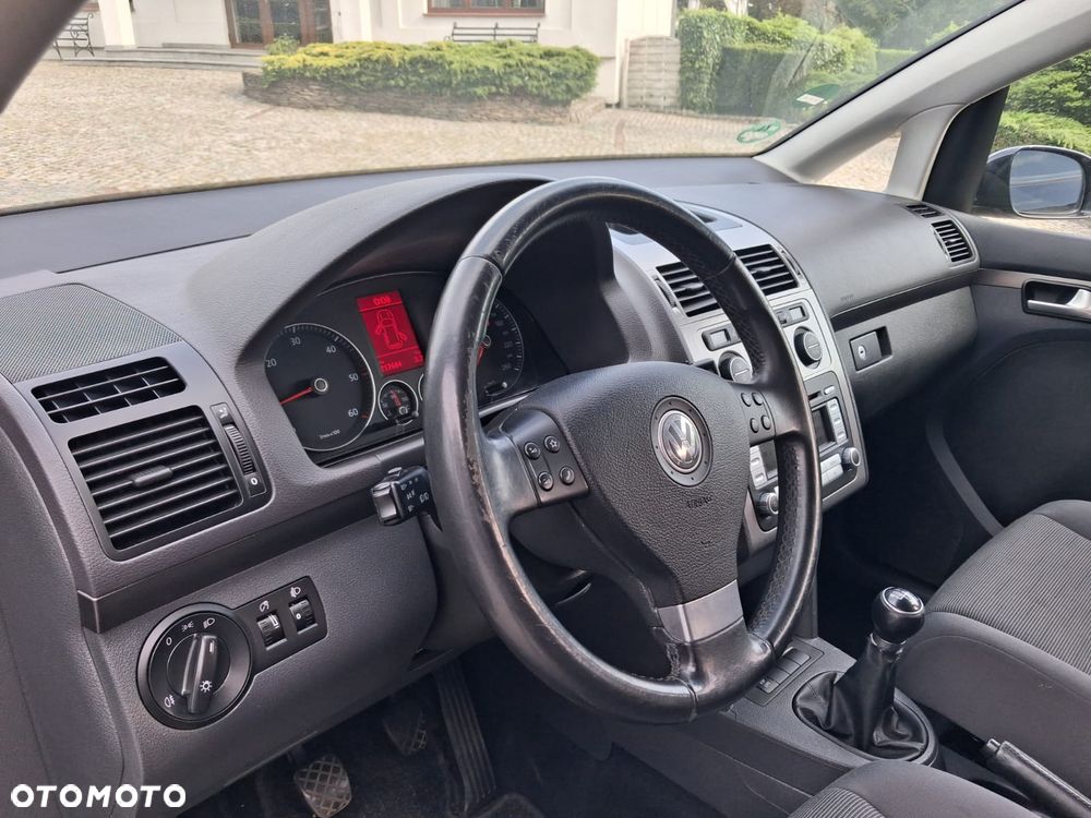 Volkswagen Touran - 22