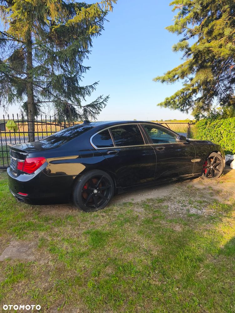BMW Seria 7 750i - 12