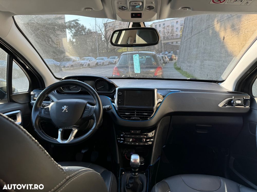 Peugeot 2008 1.2 PureTech Turbo S&S Allure - 23