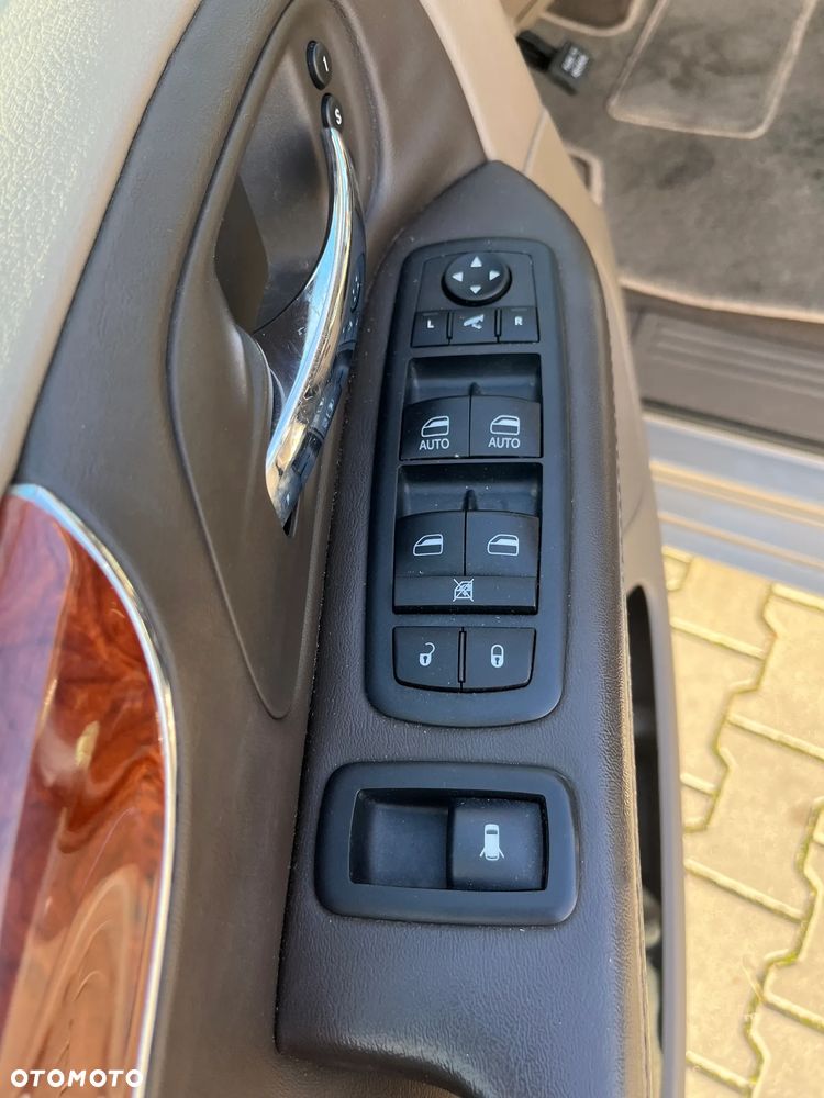 Chrysler Town & Country 3.6 Limited - 21
