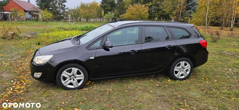 Opel Astra J 2011 photo 2