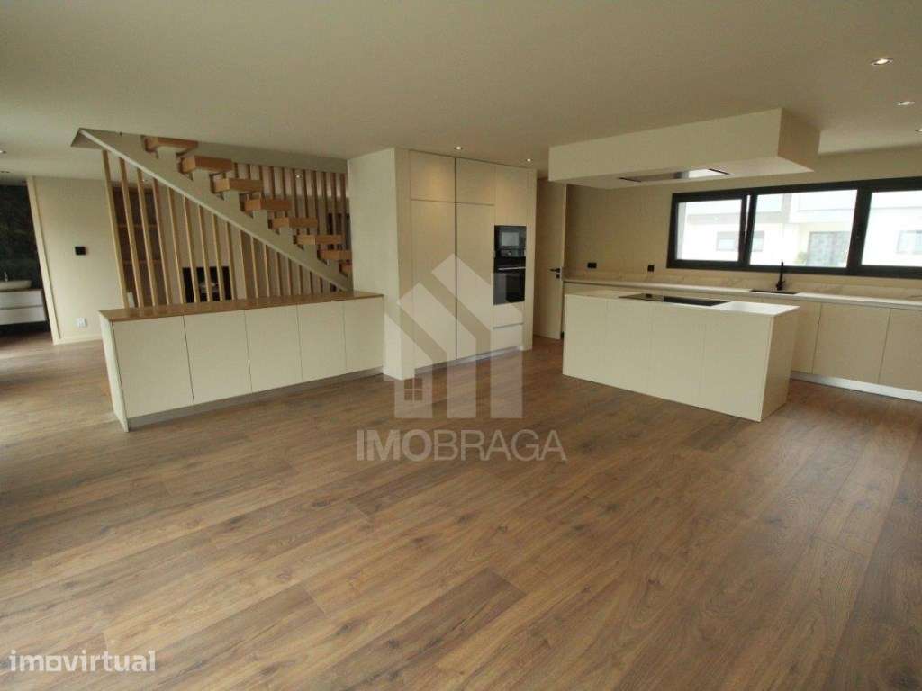 Moradia de Gaveto T3 Nova com 3 Suites | Pronta a Habitar | S. Pedr... - Grande imagem: 3/45