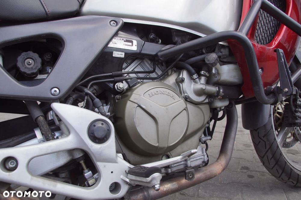 Motocykl na części - Honda XL1000 Varadero 996 cm3 94 KM SD01E 2001R Silnik Skrzynia Laga Owiewka Osłona Szyba Kufer Siedzenie Set Lampa Kierunkowskaz Wydech Manetka Sterownik Moduł Czujnik Licznik Przycisk - 16