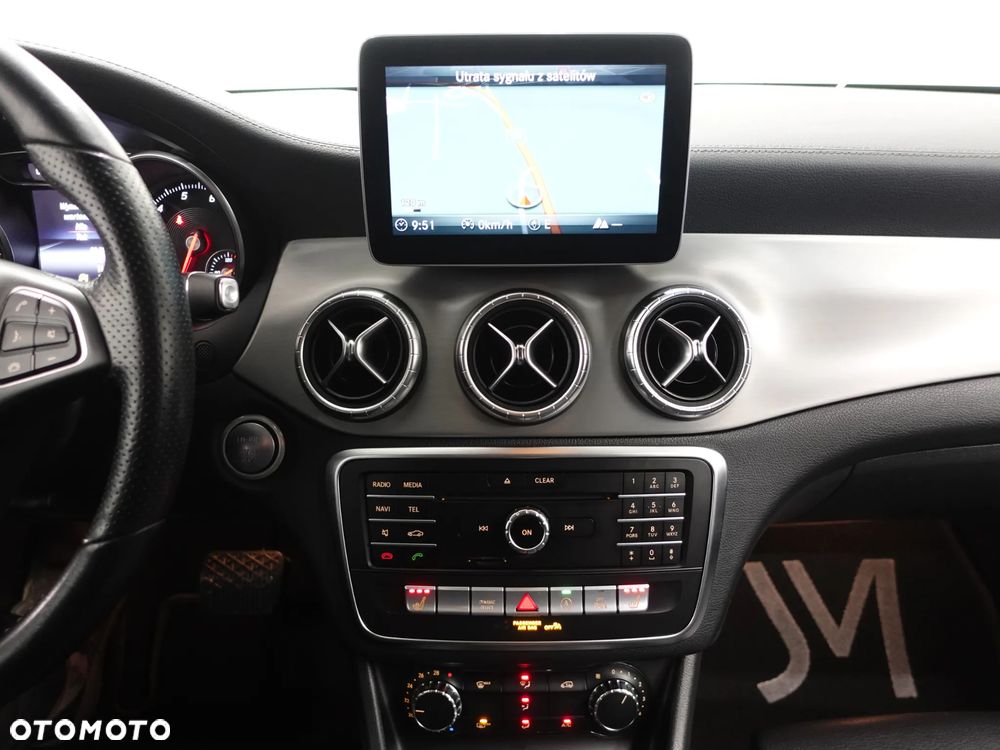 Mercedes-Benz CLA 180 7G-DCT - 32