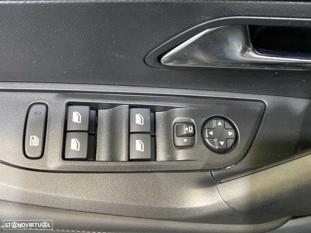 Peugeot e-2008 54 kWh Allure - 13