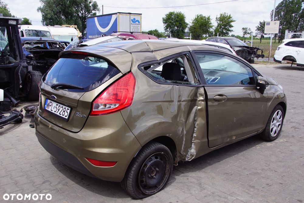 Auto na części - Ford Fiesta MK7 1.25 82 KM SNJA 8A6R-7002-JK CFSC 2012R Silnik Skrzynia Drzwi Maska Błotnik Zderzak Klapa Lampa Lusterko Lampa Szyba Deska Kokpit Sterownik Moduł Czujnik Licznik Panel Kierownica - 4