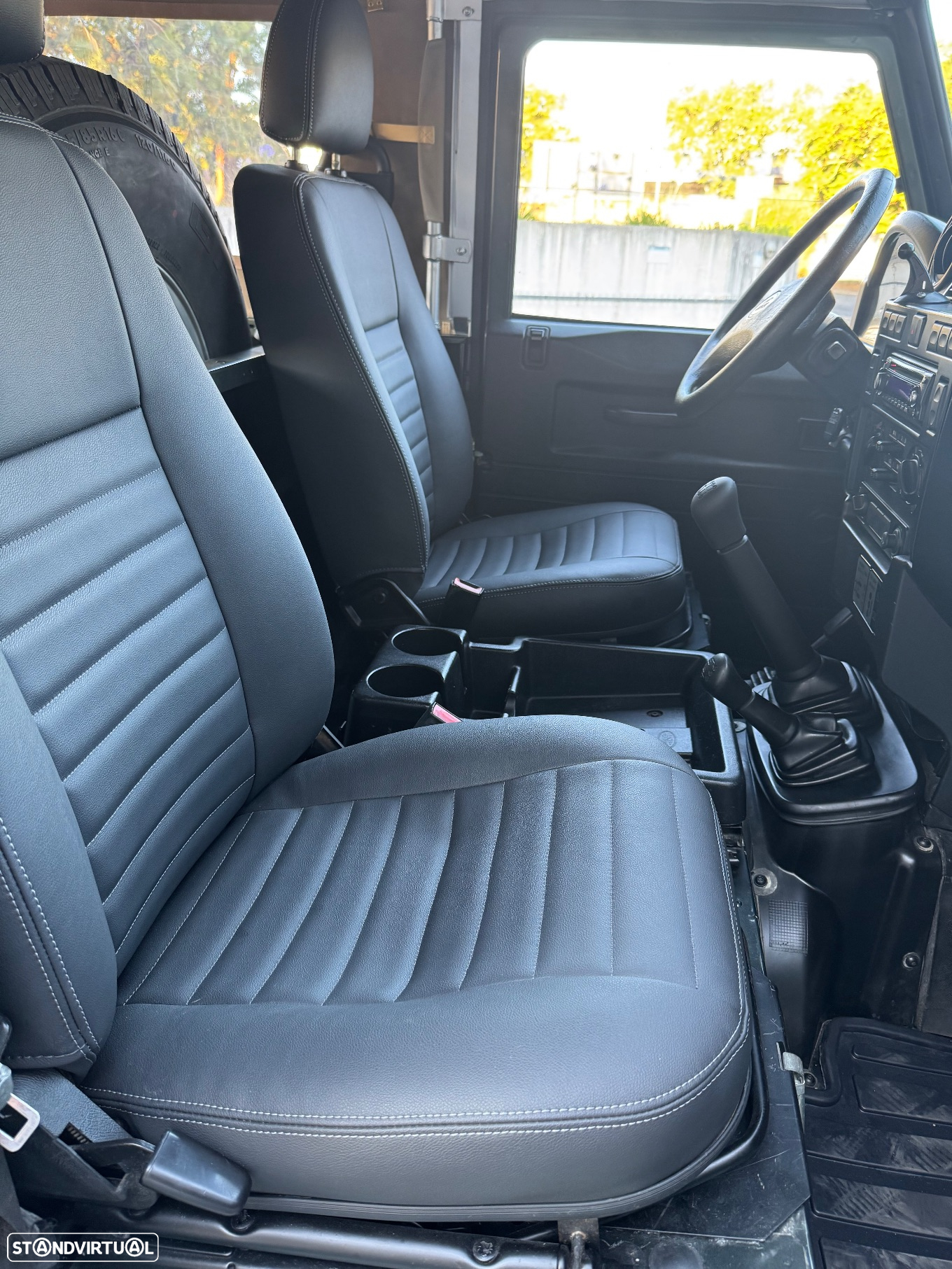 Land Rover Defender 90 SW 2.4 CRD S - 10
