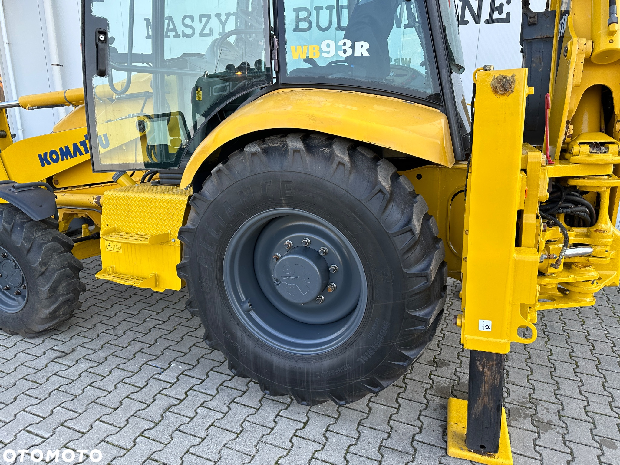 Komatsu WB93R - 14
