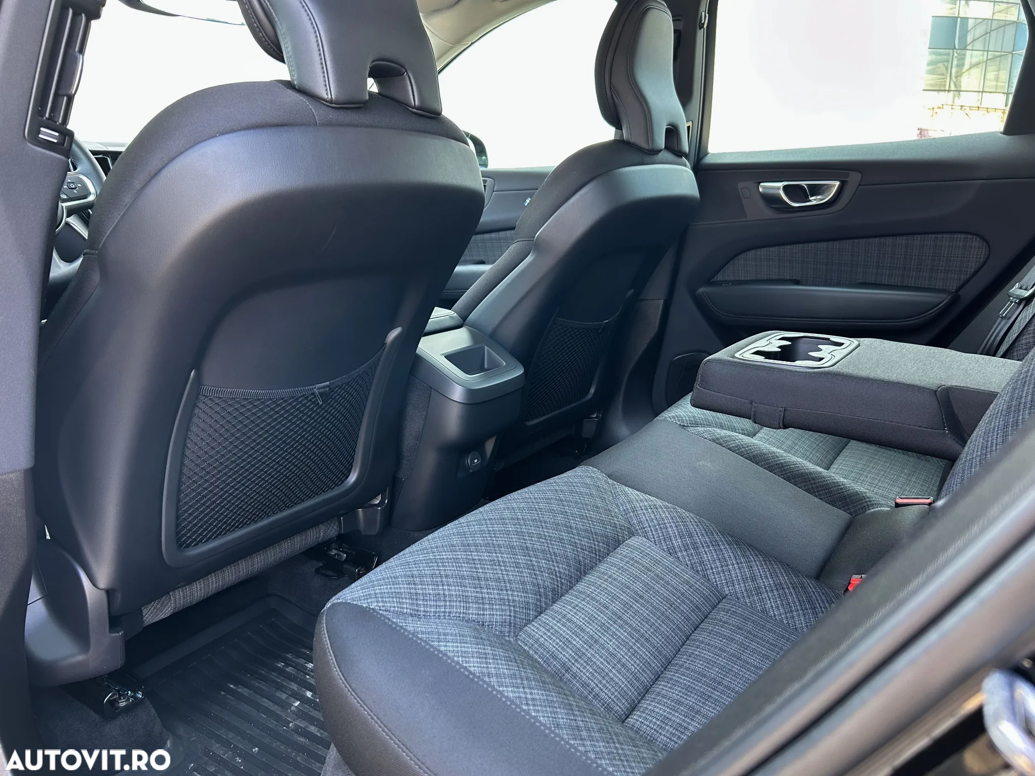 Volvo XC 60 B5 MHEV AT8 AWD Momentum Pro - 19