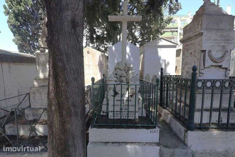 Jazigo no Cemitério dos Prazeres (Lisboa) - Grande imagem: 2/5