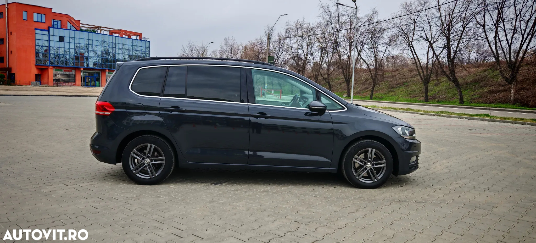 Volkswagen Touran 2.0 TDI DSG Comfortline - 2