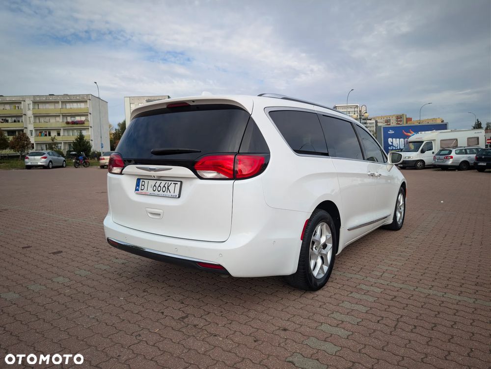 Chrysler Pacifica 2017 photo 3