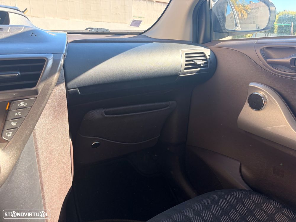 Toyota iQ 1.0 Multidrive + - 14