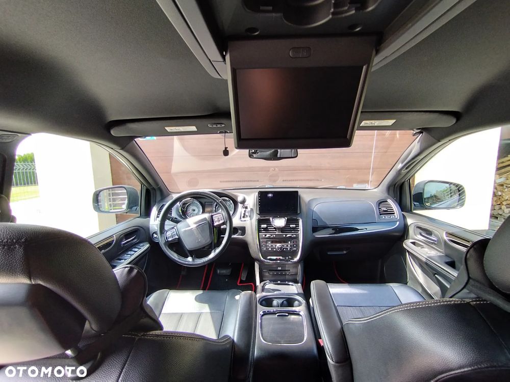 Chrysler Town & Country - 8