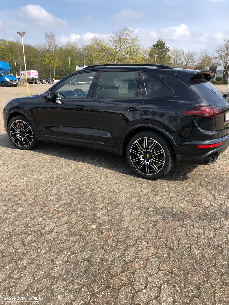 Porsche Cayenne Turbo S - 22
