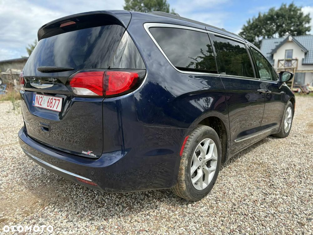 Chrysler Pacifica - 8