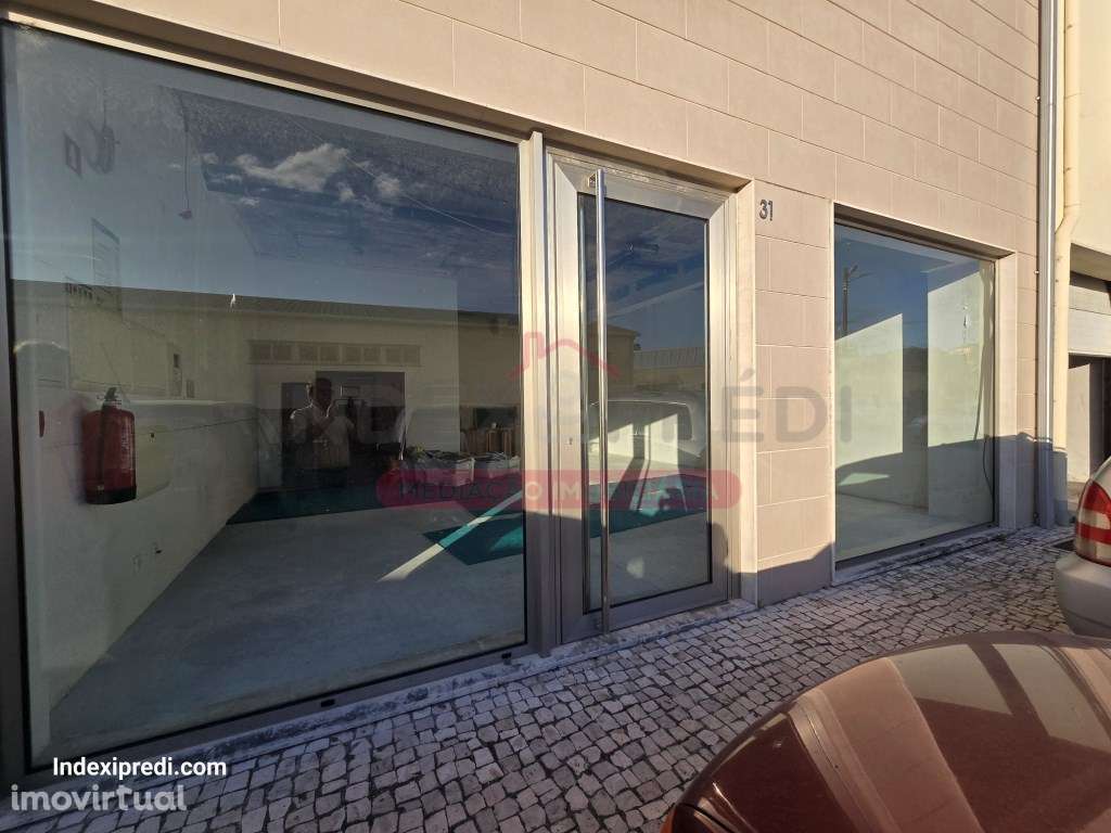 Loja C/ Montra e lugar de garagem de excelentes acabamentos - Grande imagem: 2/4