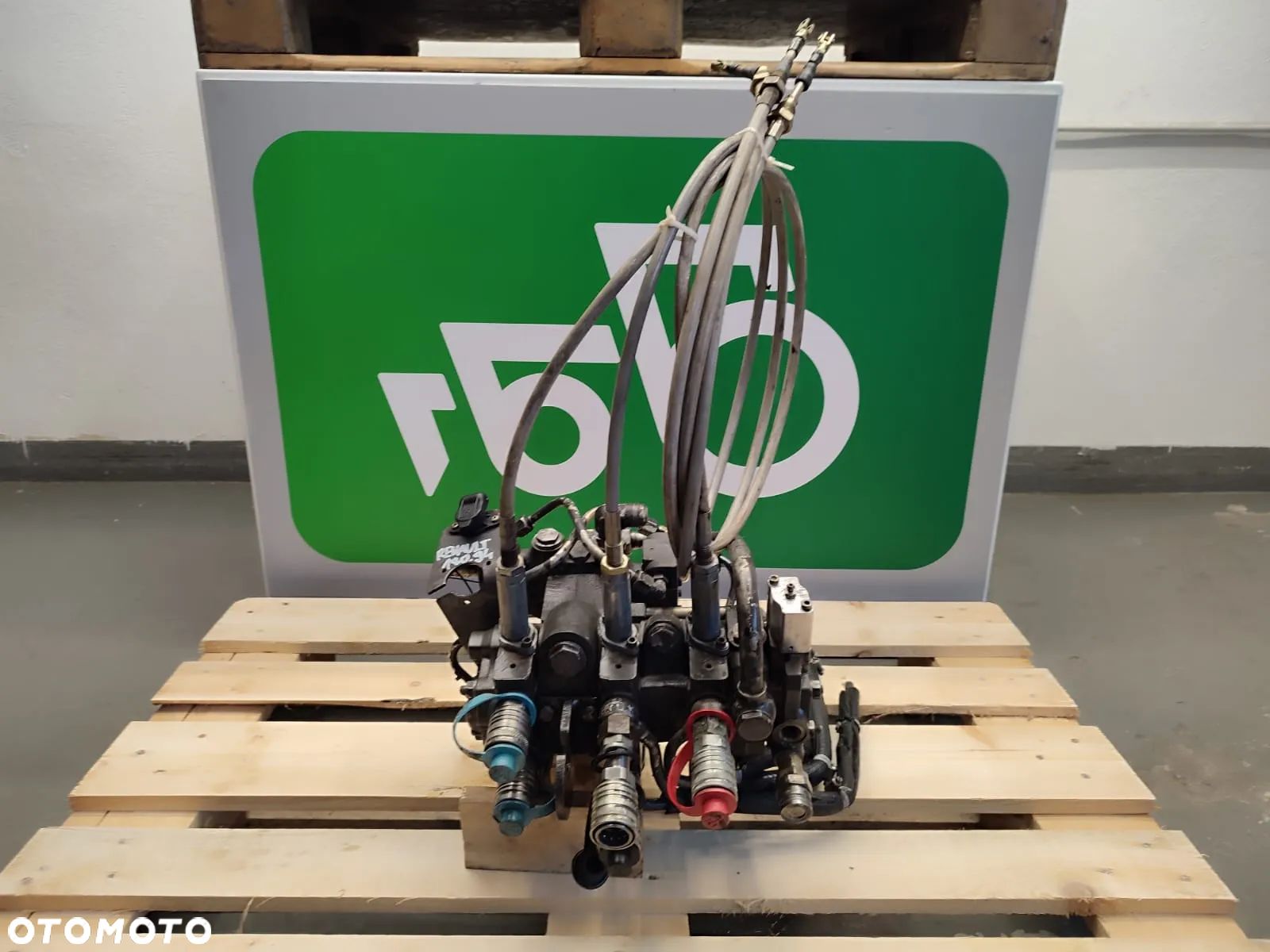 Rozdzielacz hydrauliczny 227397 77000273 Renault 180.94 TZ - 1